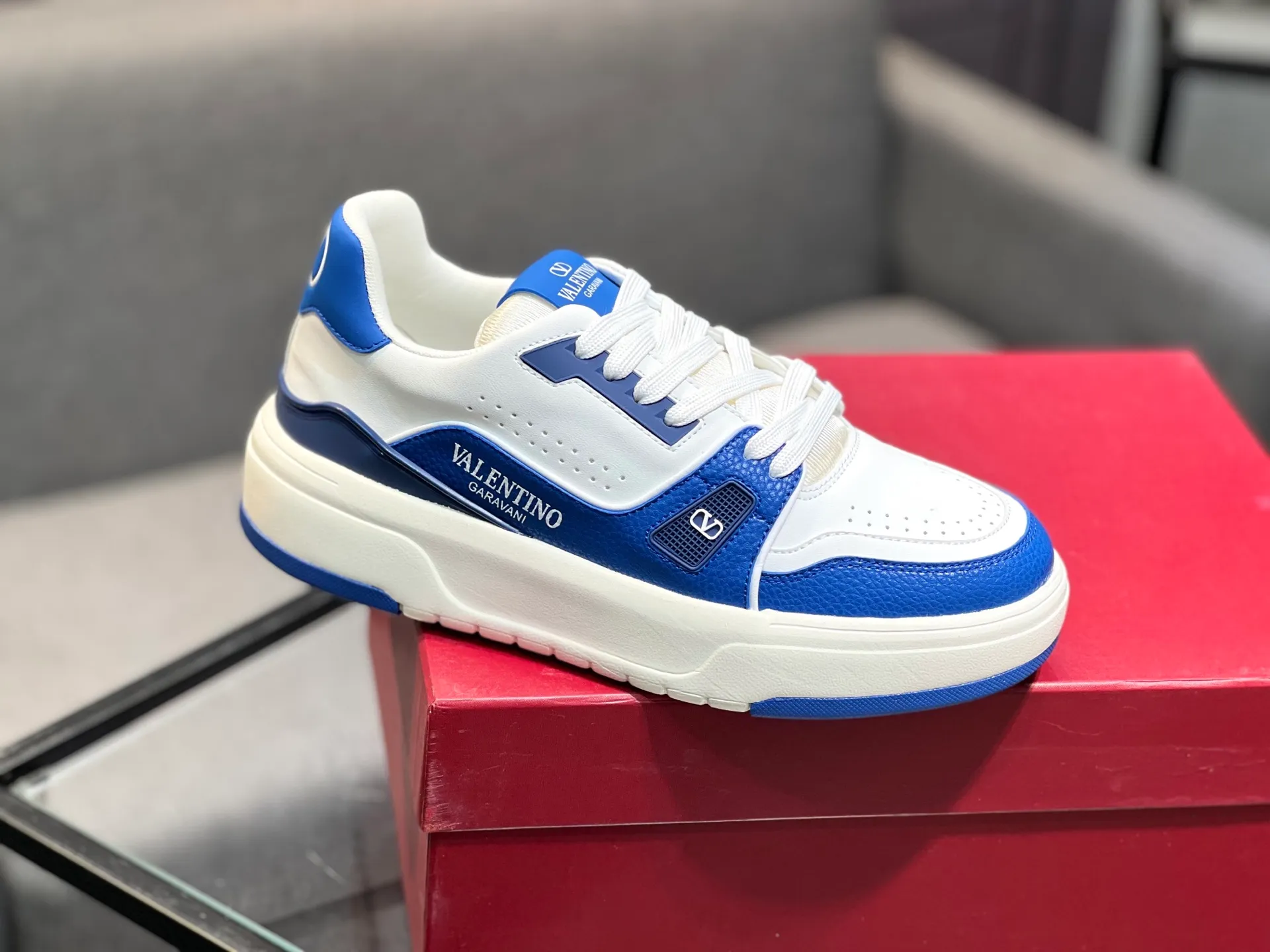 Men's men's shoes 💰660 𝑽𝒂𝒍𝒆𝒏𝒕𝒊𝒏𝒐 Valentino 𝑶𝒏𝒆𝑺𝒕𝒖𝒅 Couple's sneaker series Valentino 2025 latest couple's sneakers, celebrity style, hot sale. The original ZP was purchased and dismantled. Repeated pattern making and modification. I strive to restore the original version 1:1! Top luxury masterpiece, soft and comfortable, combining fashion and leisure, bringing excellent elegant texture and excellent on-foot comfort. Top purchase version upper: imported calfskin surface/original oil edge craftsmanship. Inner: water-dyed cowhide lining. Outsole: original development 𝐓𝐏𝐔 two-color combination outsole. Packaging: original configuration complete package. Code number: 35-44 yards. 34.45 can be customized. Can be customized (self-labeled-no label) order.